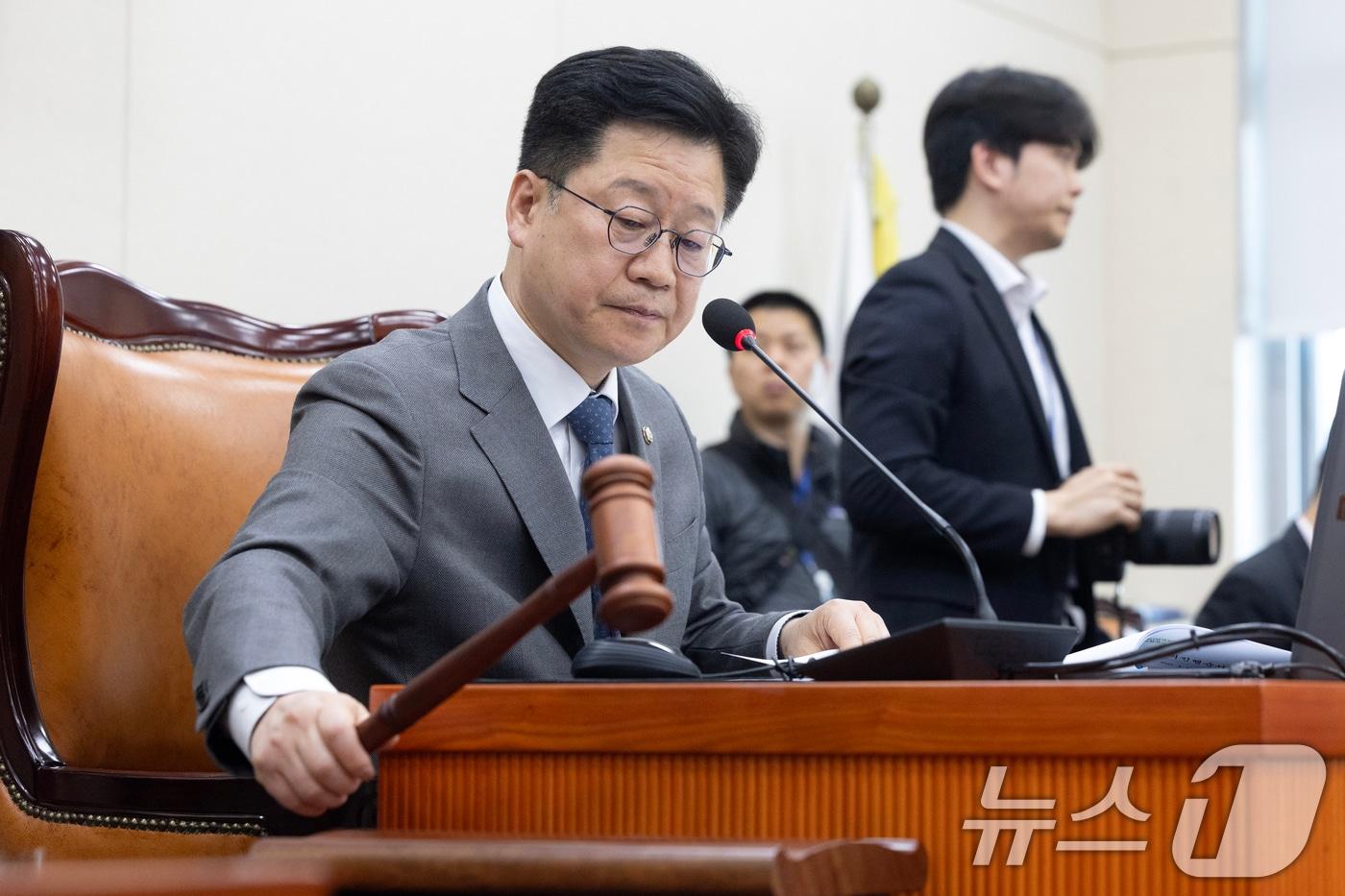 본문 이미지 - 2일 서울 여의도 국회에서 열린 제433회국회(임시회) 기후에너지환경노동위원회 제4차 전체회의에서 안호영 위원장이 의사진행을 하고 있다. 2026.4.2 ⓒ 뉴스1 이승배 기자