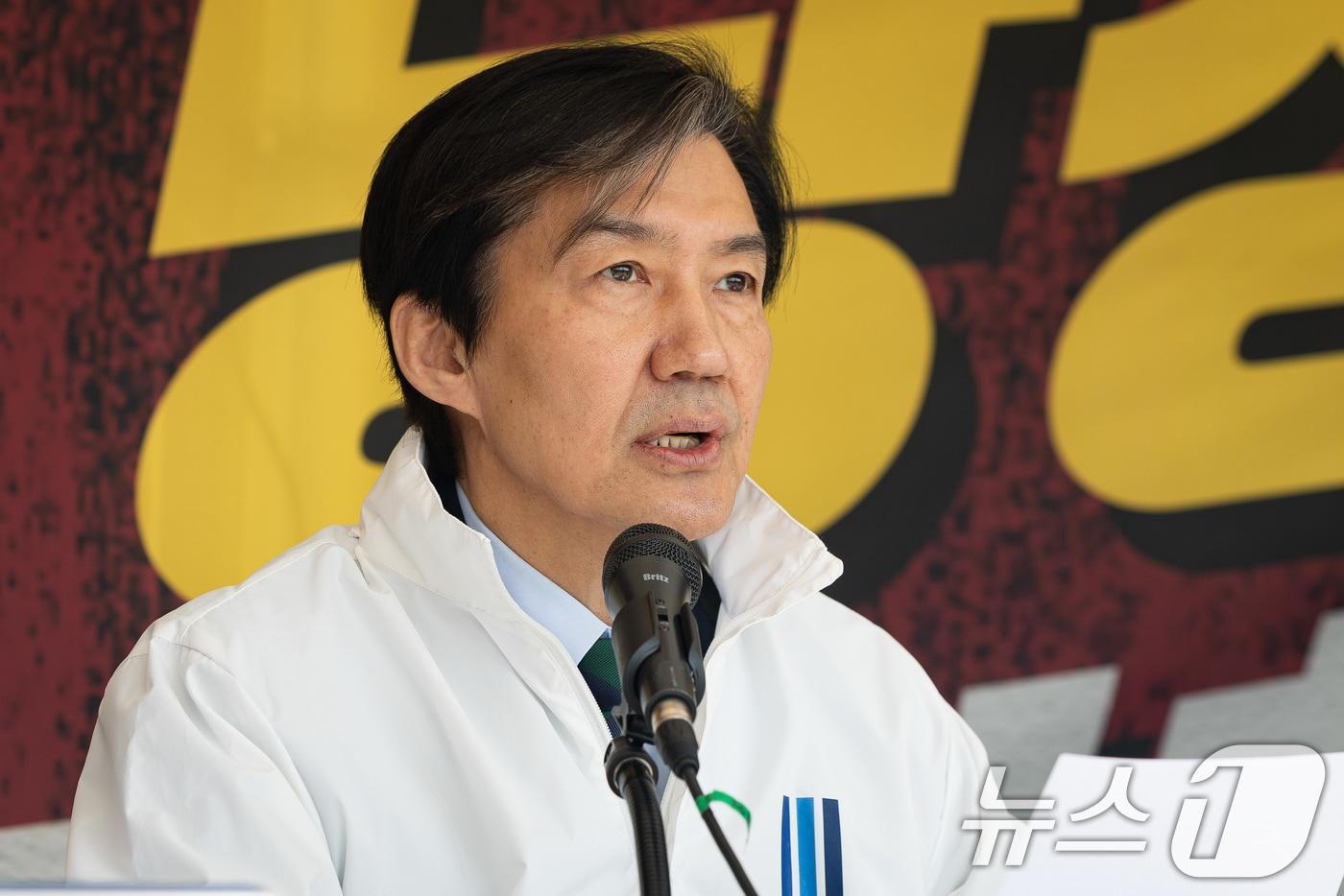 본문 이미지 - 조국 조국혁신당 대표가 2일 서울 여의도 국회 정치개혁 천막농성장에서 열린 최고위원회의에서 모두 발언을 하고 있다. 2026.4.2 ⓒ 뉴스1 유승관 기자