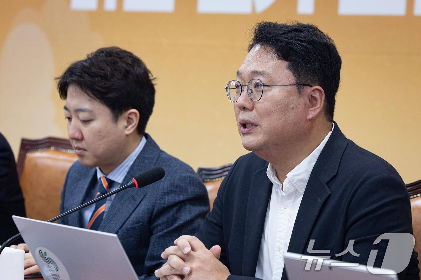 본문 이미지 - 천하람 개혁신당 원내대표가 2일 서울 여의도 국회에서 열린 최고위원회의에서 모두 발언을 하고 있다. 2026.4.2 ⓒ 뉴스1 유승관 기자