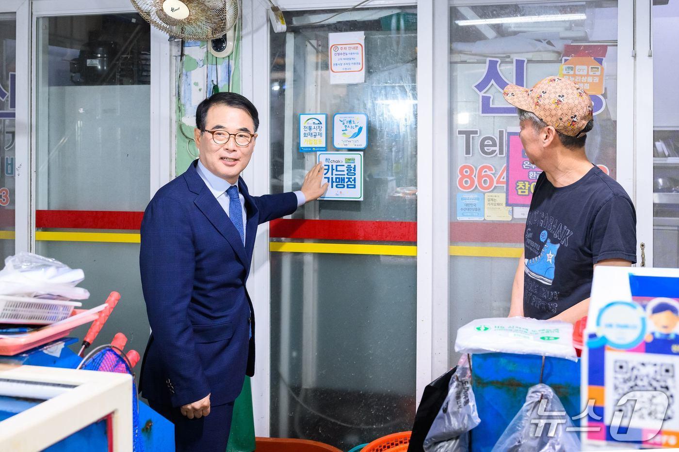 본문 이미지 - 장충남 군수가 1일 남해읍 전통시장에서 상권 분위기를 점검하고 있다(남해군 제공. 재판매 및 DB금지).