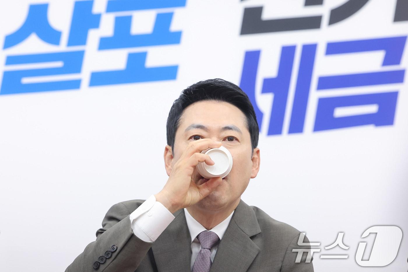 본문 이미지 - 장동혁 국민의힘 대표가 2일 서울 여의도 국회에서 열린 최고위원회의에서 목을 축이고 있다. 2026.4.2 ⓒ 뉴스1 신웅수 기자