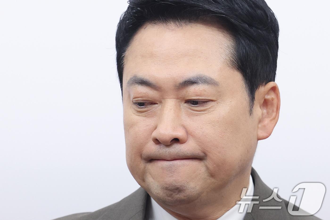 본문 이미지 - 장동혁 국민의힘 대표가 2일 서울 여의도 국회에서 열린 최고위원회의에서 생각에 잠겨 있다. 2026.4.2 ⓒ 뉴스1 신웅수 기자