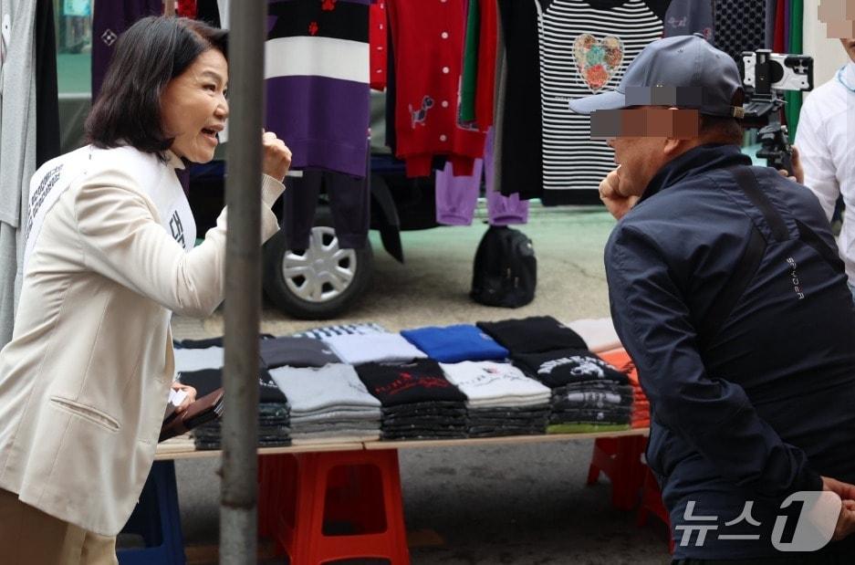 본문 이미지 -  국민의힘 대구시장 후보 경선에서 컷오프됐지만 '대구시장 예비후보 이진숙'이라는 어깨띠를 맨 이진숙 전 방송통신위원장이 지난달 31일 대구 동구 불로시장을 찾아 지지를 호소하고 있는 모습. (SNS 갈무리) ⓒ 뉴스1