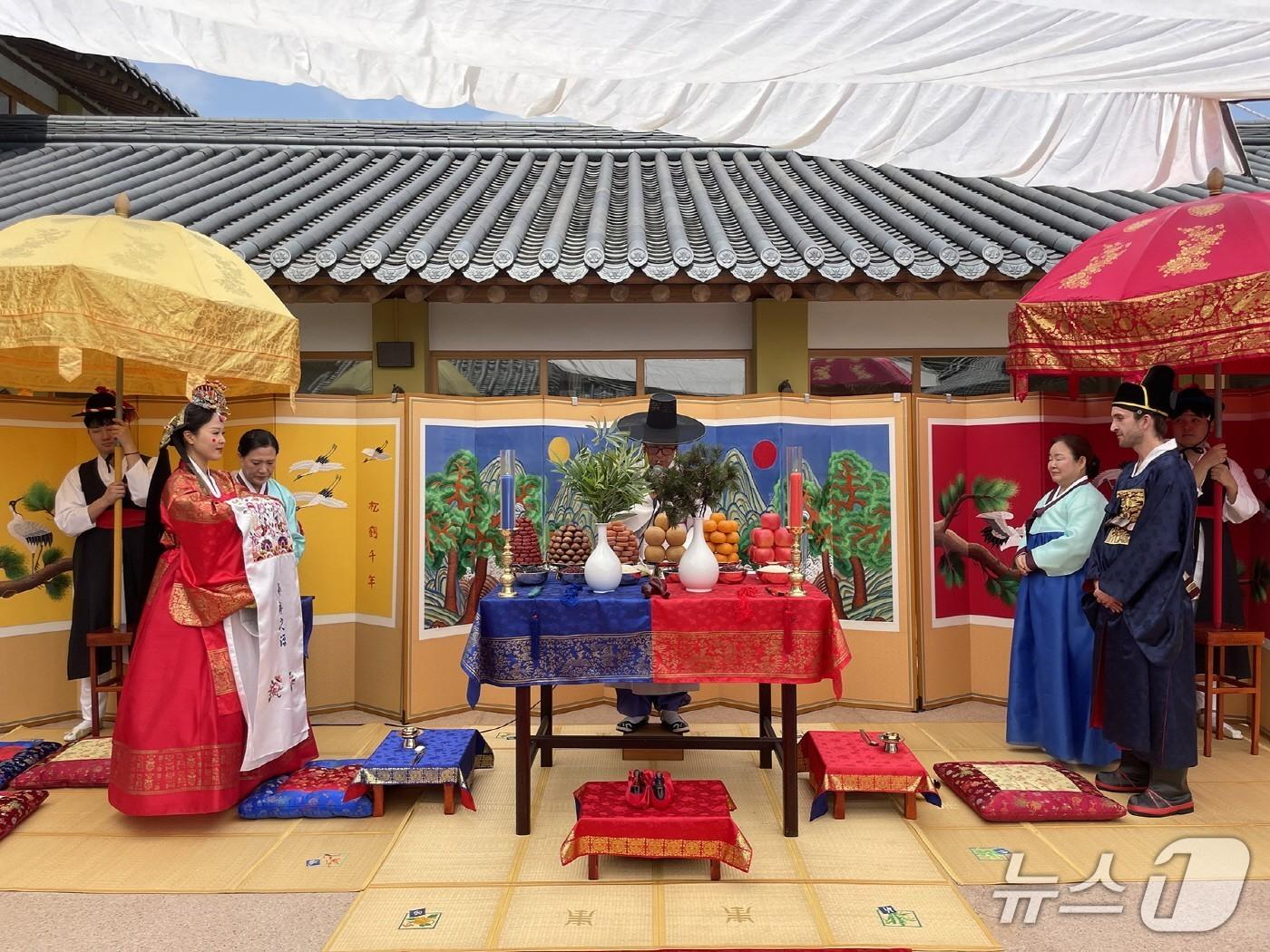 본문 이미지 - 전통 혼례 모습. (출처:고양문화원 홈페이지, 재판매 및 DB금지)