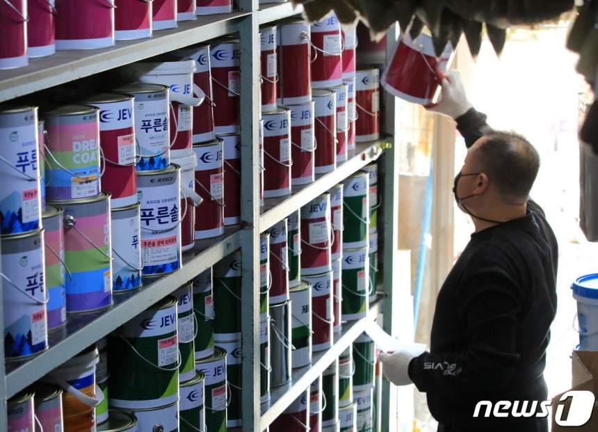 본문 이미지 - KCC와 노루·삼화·제비 등 페인트 업체들이 자동차보수용 페인트 가격을 줄줄이 인상했다. 사진은 서울의 한 페인트 판매 대리점에서 관계자가 물품을 정리하는모습. 뉴스1 DBⓒ News1 구윤성 기자