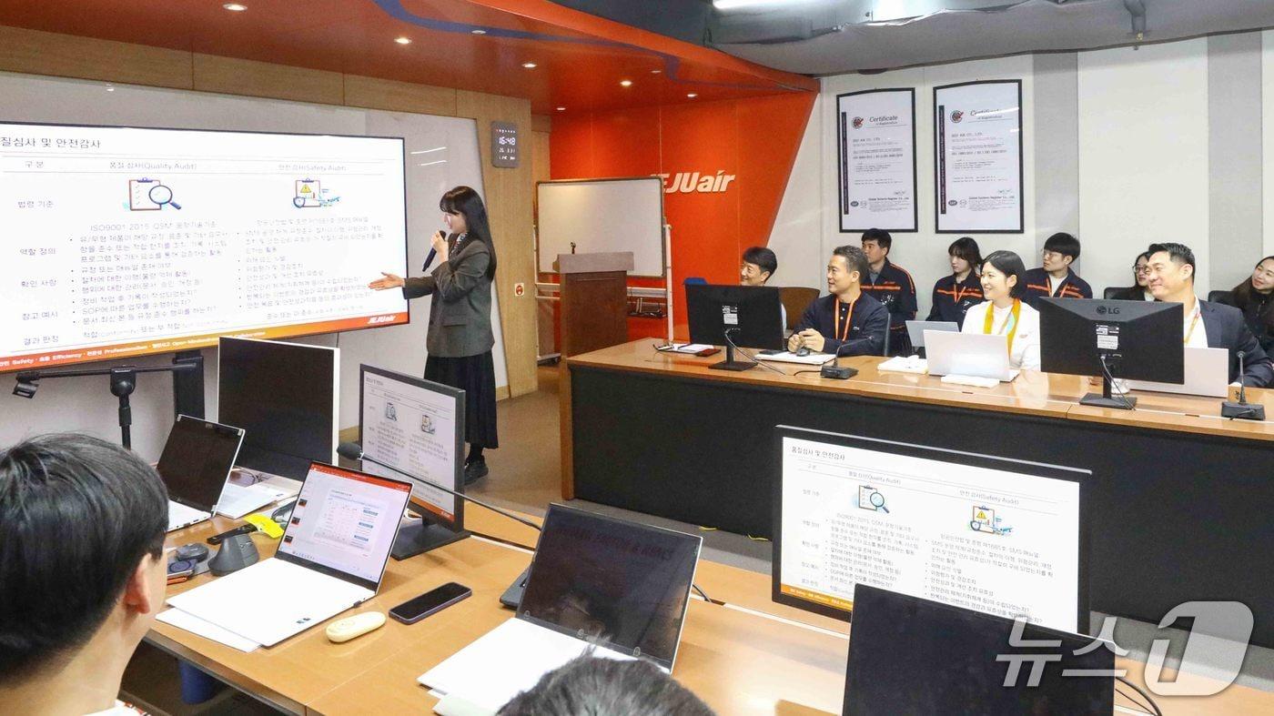 본문 이미지 - 31일 서울 강서구 제주항공 서울지사에서 열린 '2026년 전사 품질보증 워크숍'에서 제주항공 운항·정비·객실 품질심사자 및 실무담당자가 주요 개선 과제와 적용 사례에 대해 의견을 나누고 있다(제조항공 제공). 2026.3.31.