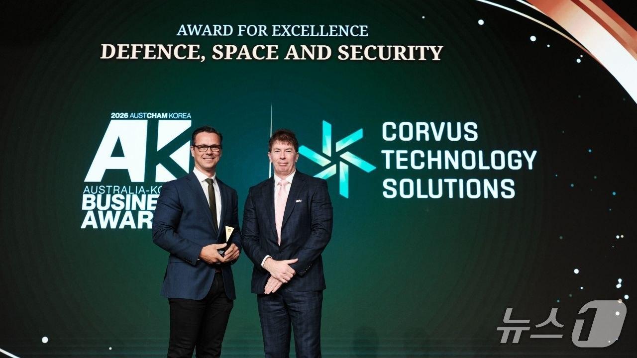 본문 이미지 - 로스 그레고리 주한호주상공회의소 회장(오른쪽)이 닉 윌리엄스 코버스 CEO에게 한국-호주 파트너십 부문 특별 공로상을 수여하고 있다.(한화에어로스페이스 제공)