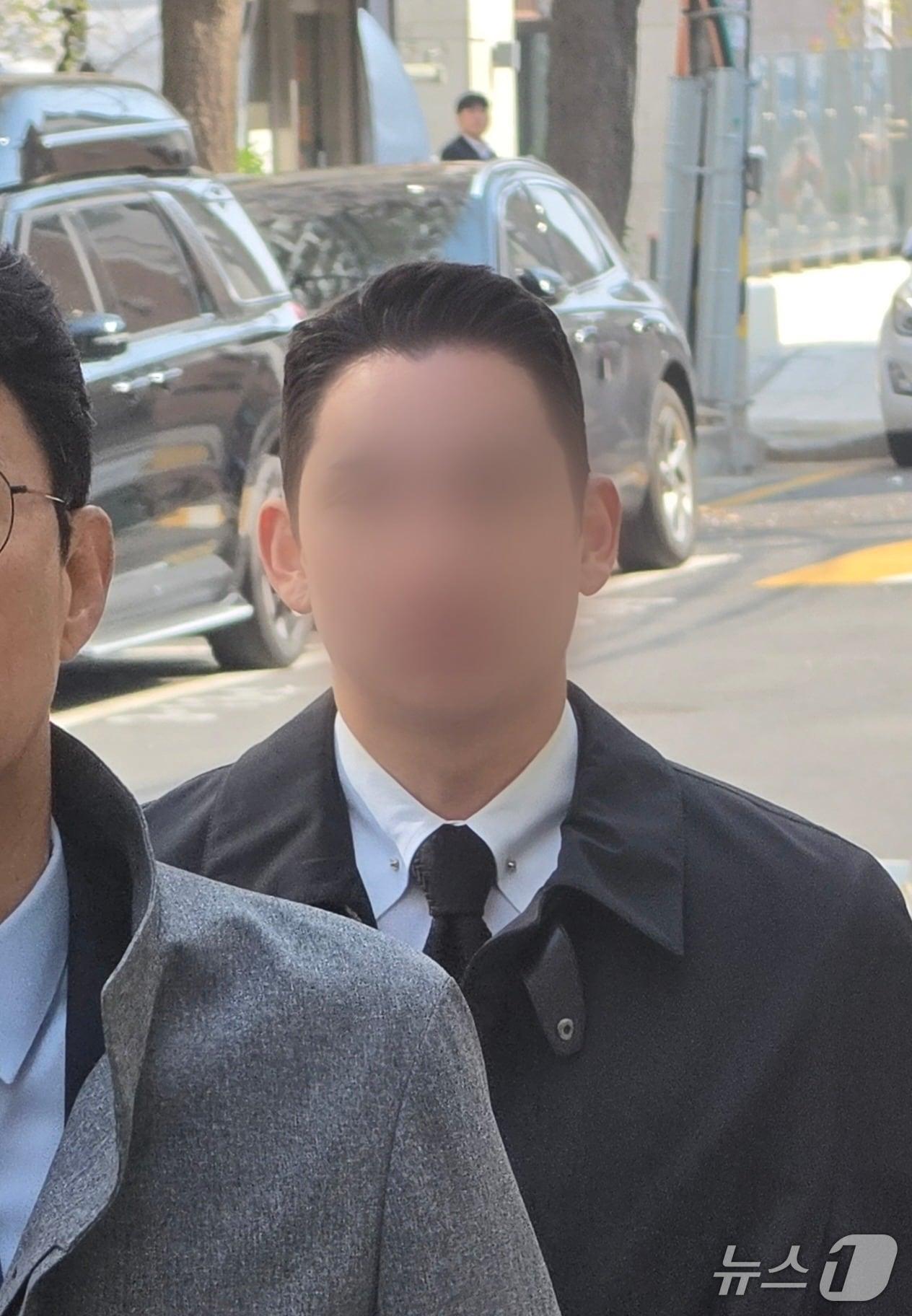 본문 이미지 - 김병기 무소속 의원의 차남 김 모 씨가 2일 오전 서울경찰청 마포청사에 출석하고 있다. 김 씨는 부친 김 의원의 도움으로 숭실대 계약학과에 편입하고 가상자산 거래소 빗썸에 취업할 당시 특혜를 받은 의혹 등을 받는다. 2026.4.2 ⓒ 뉴스1 권준언 기자