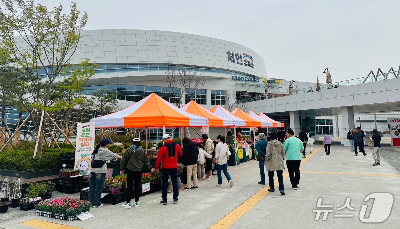 본문 이미지 - 지난해 세종포천고속도로 휴게소에서 열린 직거래 장터 모습.(용인시 제공)