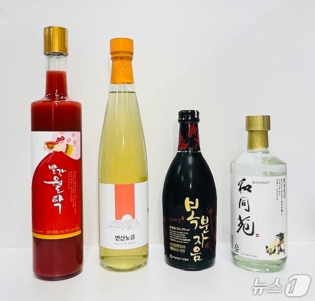 본문 이미지 - '2026 전북특별자치도 올해의 건배주'로 선정된 빨간원탁, 변산노을, 복분자음, 화동원42(왼쪽부터 순서대로).(전북도 제공. 재판매 및 DB금지)/뉴스1  