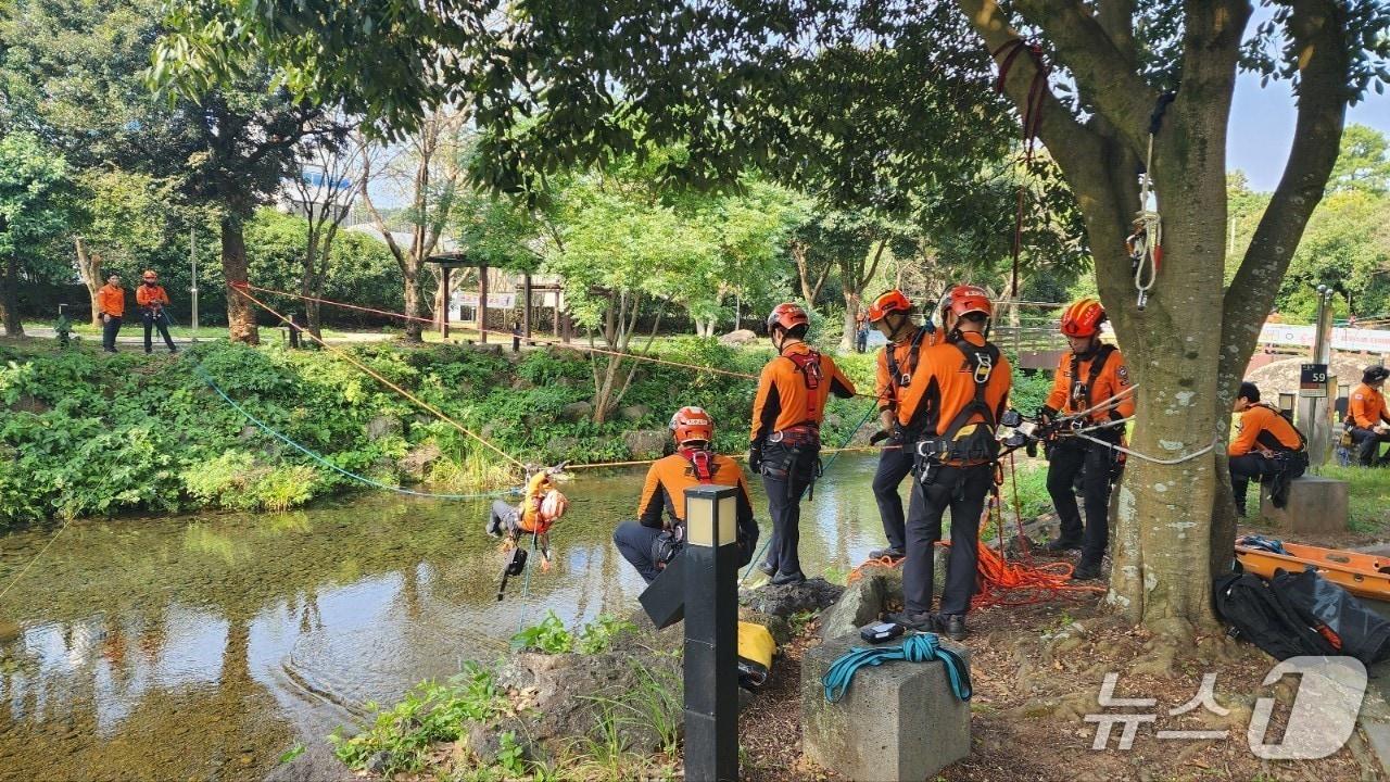 본문 이미지 - 구조 훈련(제주소방본부 제공. 재판매 및 DB금지)/뉴스1