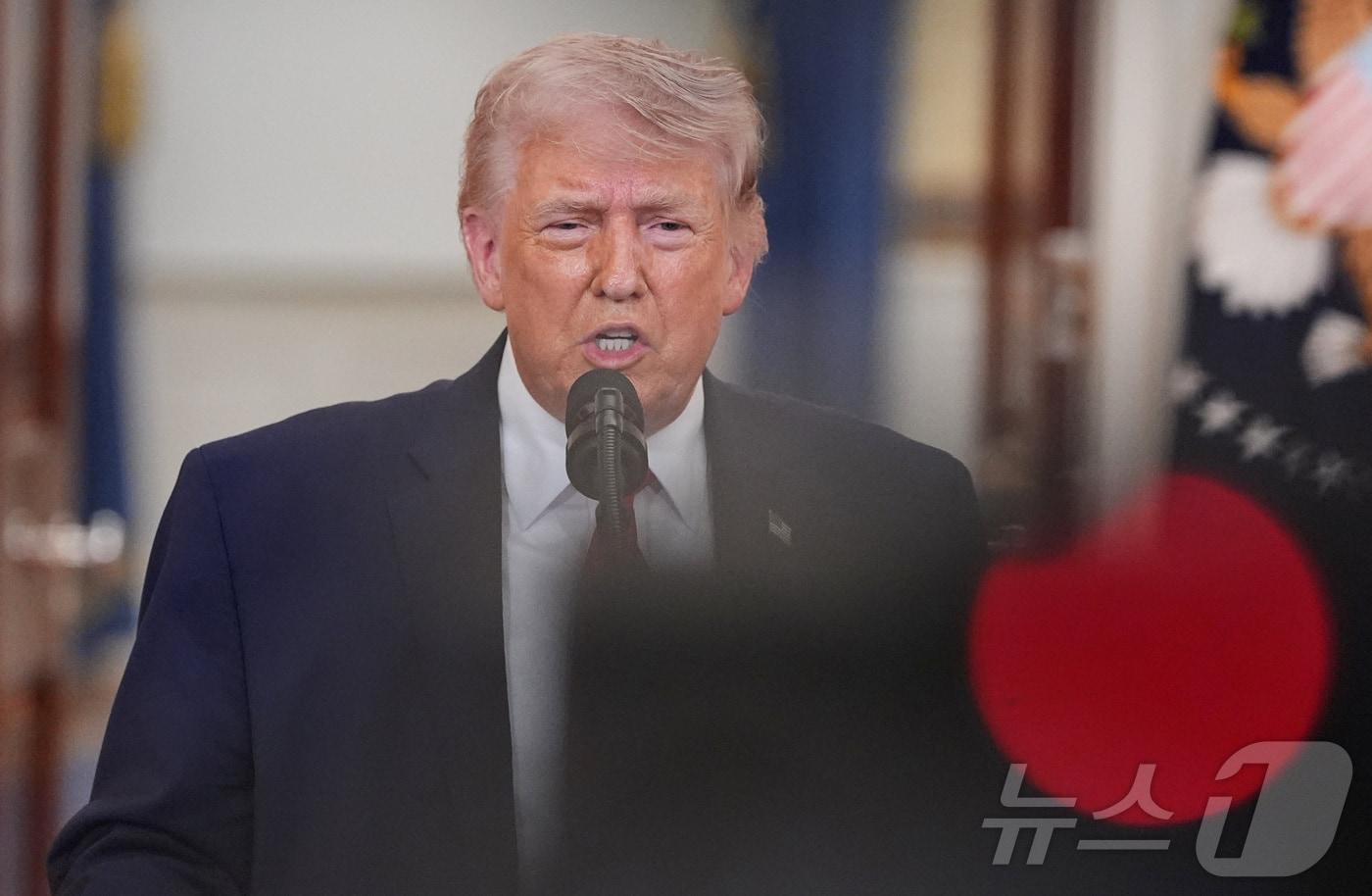 본문 이미지 - 도널드 트럼프 미국 대통령이 1일(현지시간) 미국 워싱턴 D.C. 백악관에서 이란 전쟁 관련 대국민 연설을 하고 있다. ⓒ 로이터=뉴스1 ⓒ 로이터=뉴스1