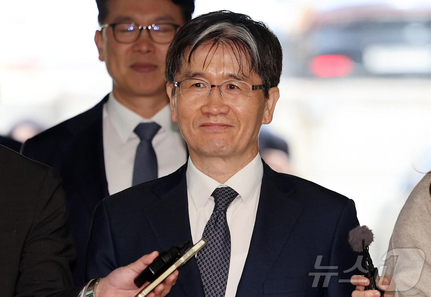 본문 이미지 - '순직 해병 수사 외압 의혹' 수사를 방해했다는 혐의를 받는 오동운 고위공직자범죄수사처장이 2일 서울 서초구 서울중앙지방법원에서 열린 1차 공판에 출석하고 있다. 오 처장은 송창진 전 부장검사의 국회 위증 고발 사건을 접수하고도 11개월간 대검찰청에 이첩하거나 통보하지 않은 채 수사를 지연한 혐의를 받는다. (공동취재) 2026.4.2 ⓒ 뉴스1 최지환 기자