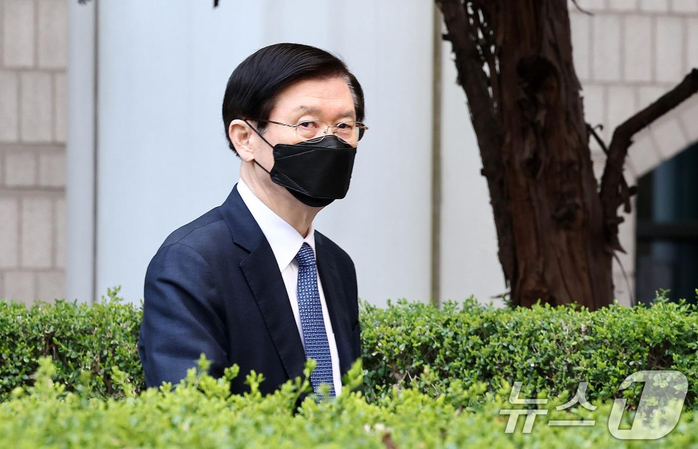 본문 이미지 - 윤석열 전 대통령에 대한 체포영장 집행을 방해한 혐의를 받는 박종준 전 대통령경호처장이 2일 서울 서초구 서울중앙지방법원에서 열린 1차 공판기일에 출석하고 있다. 2026.4.2 ⓒ 뉴스1 최지환 기자