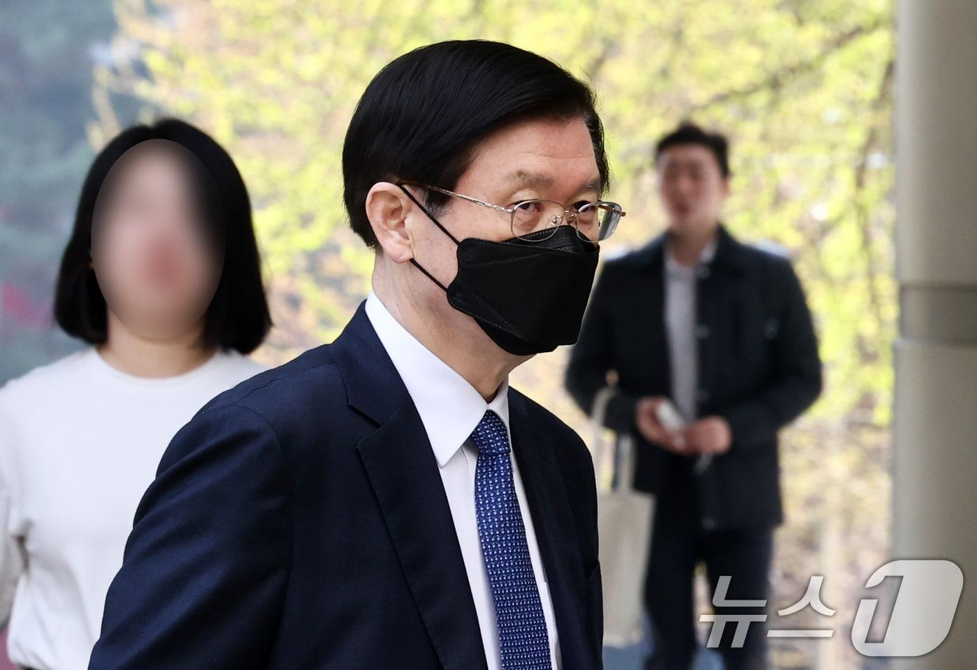 본문 이미지 - 윤석열 전 대통령에 대한 체포영장 집행을 방해한 혐의를 받는 박종준 전 대통령경호처장이 2일 서울 서초구 서울중앙지방법원에서 열린 1차 공판기일에 출석하고 있다. 2026.4.2 ⓒ 뉴스1 최지환 기자