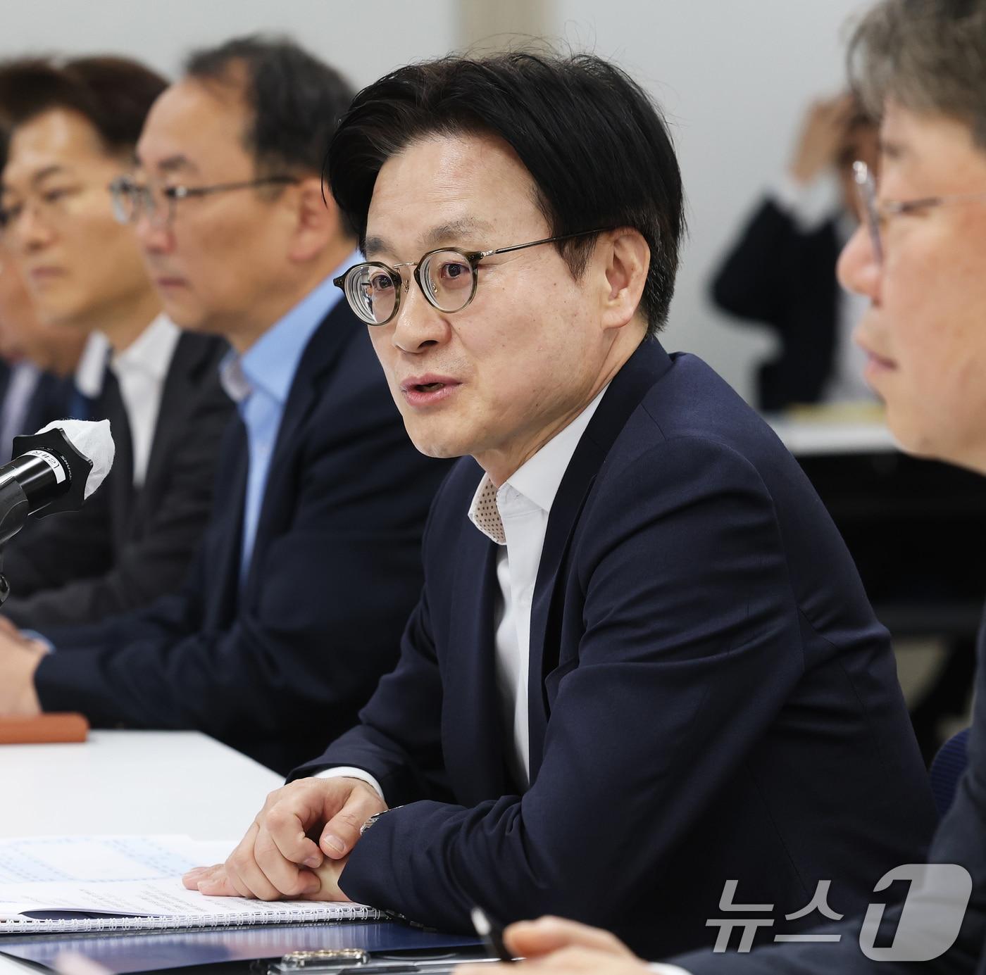 본문 이미지 - 김정관 산업통상부 장관이 2일 오전 서울 영등포구 중소기업중앙회에서 열린 중동전쟁 관련 업종별 석유화학 제품 수급상황 점검회의에서 모두발언을 하고 있다. 2026.4.2 ⓒ 뉴스1 오대일 기자