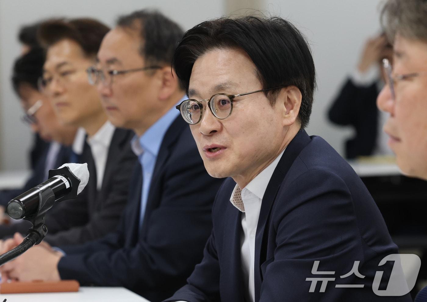 본문 이미지 - 김정관 산업통상부 장관이 2일 오전 서울 영등포구 중소기업중앙회에서 열린 중동전쟁 관련 업종별 석유화학 제품 수급상황 점검회의에서 모두발언을 하고 있다. 2026.4.2 ⓒ 뉴스1 오대일 기자