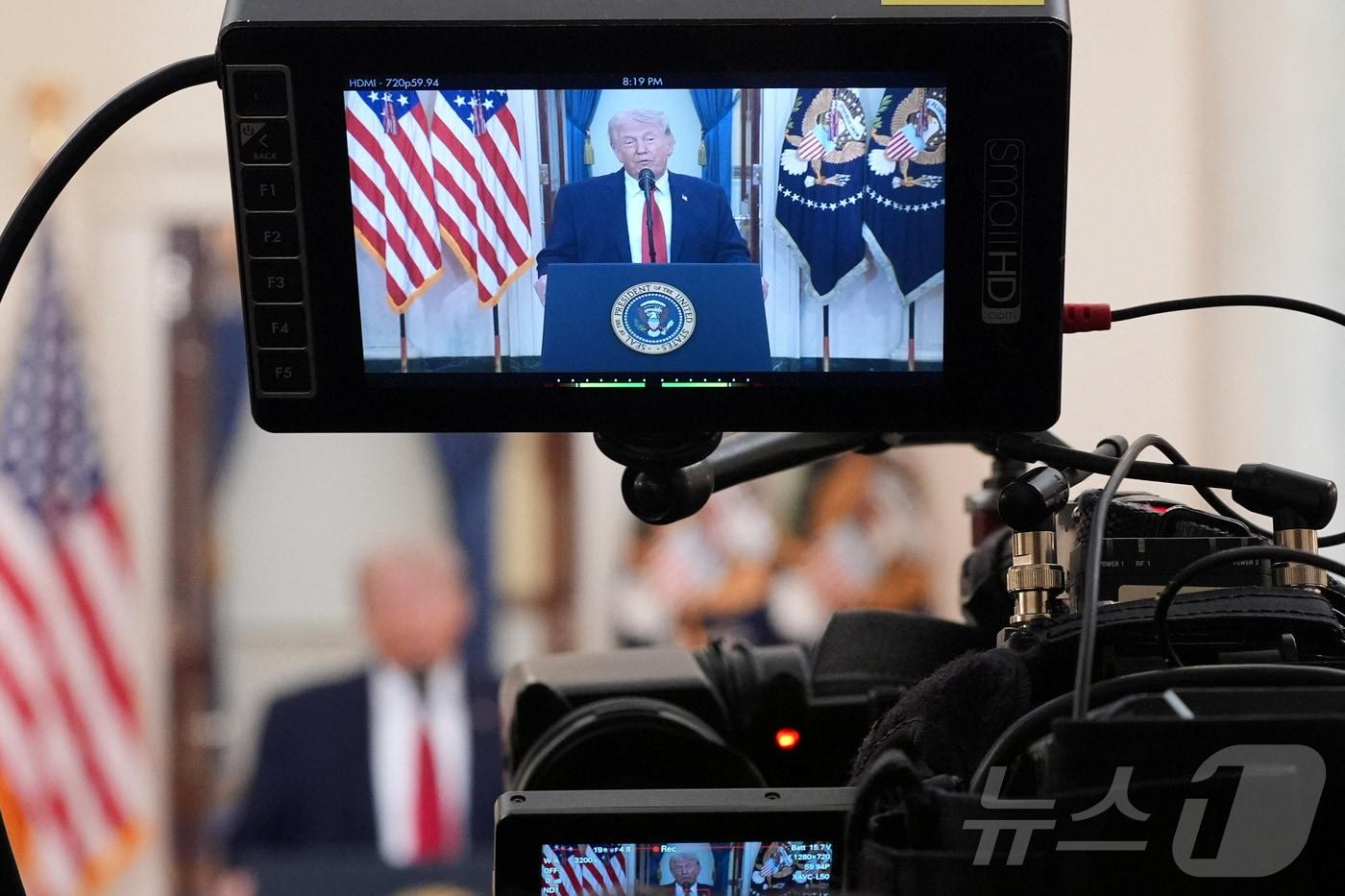 본문 이미지 - 1일 미국 워싱턴 D.C. 백악관에서 도널드 트럼프 미국 대통령의 이란 전쟁 관련 대국민 연설이 생중계 되고 있다. ⓒ 로이터=뉴스1 ⓒ 로이터=뉴스1