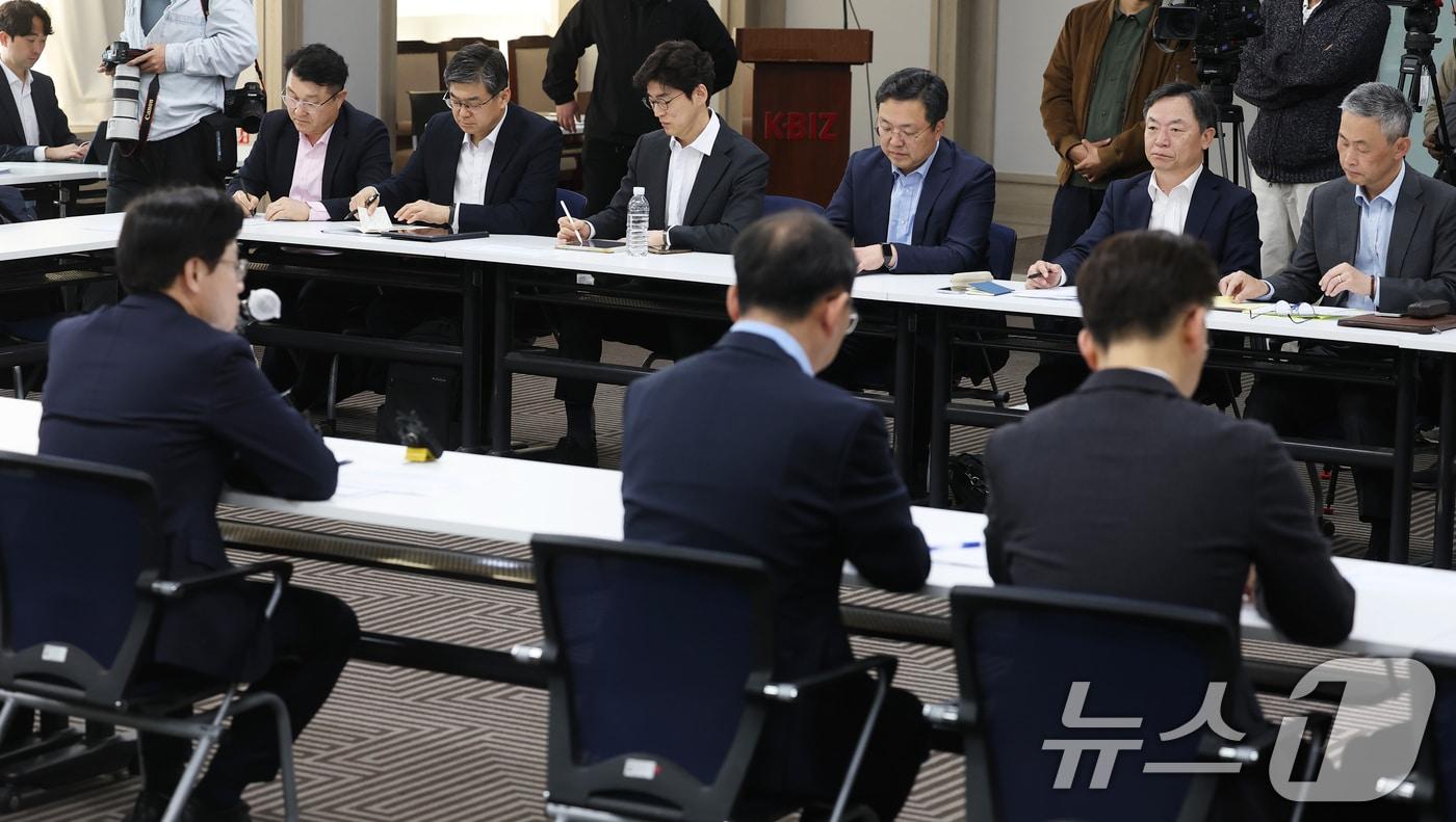 본문 이미지 - 2일 오전 서울 영등포구 중소기업중앙회에서 열린 중동전쟁 관련 업종별 석유화학 제품 수급상황 점검회의에서 석화 업계 관계자들이 김정관 산업통상부 장관의 모두발언을 경청하고 있다. 2026.4.2 ⓒ 뉴스1 오대일 기자