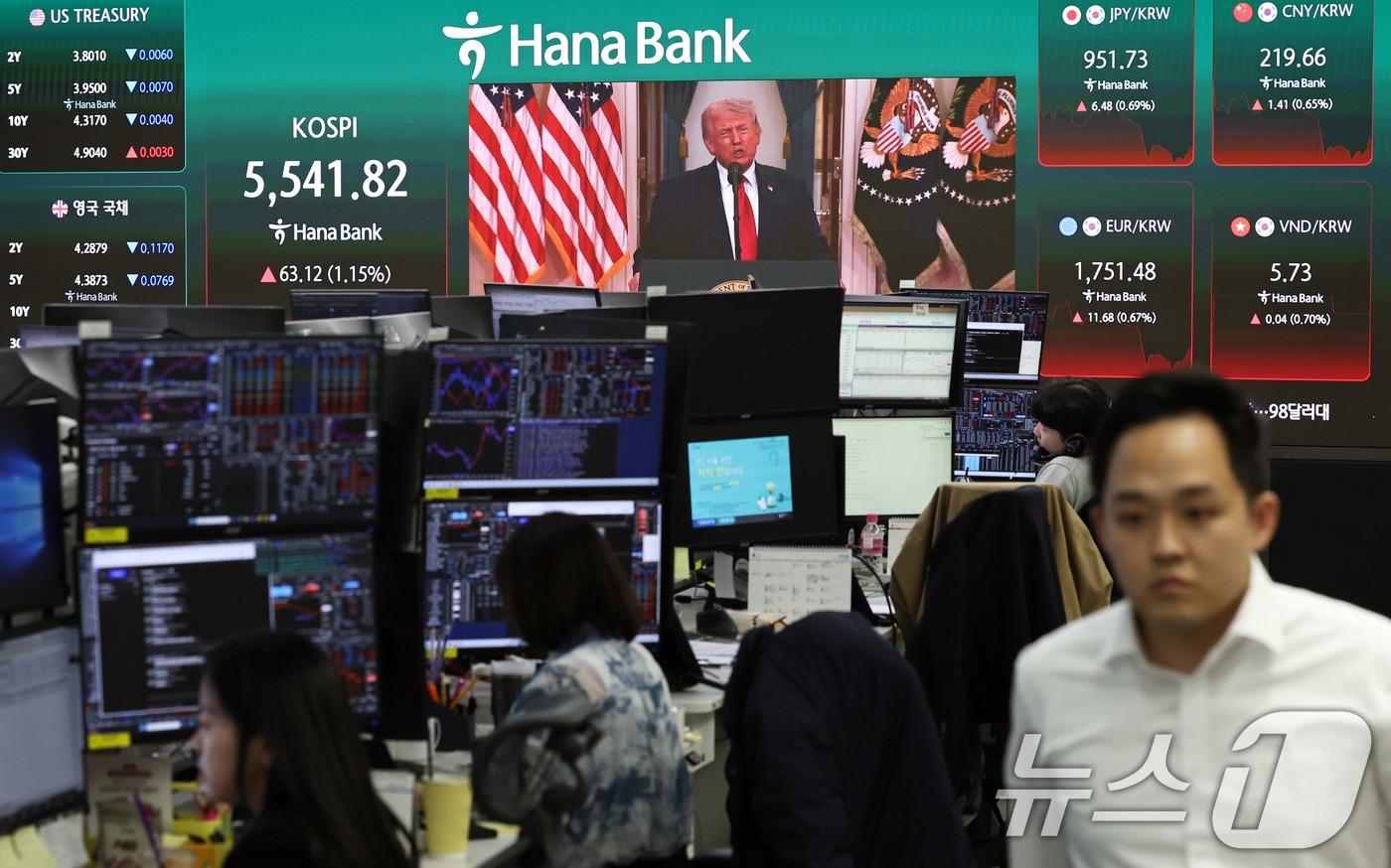 본문 이미지 - 2일 오전 서울 중구 하나은행 딜링룸에 코스피 지수와 함께 도널드 트럼프의 중동사태 관련 대국민 연설 생중계 화면이 송출되고 있다. 2026.4.2 ⓒ 뉴스1 구윤성 기자