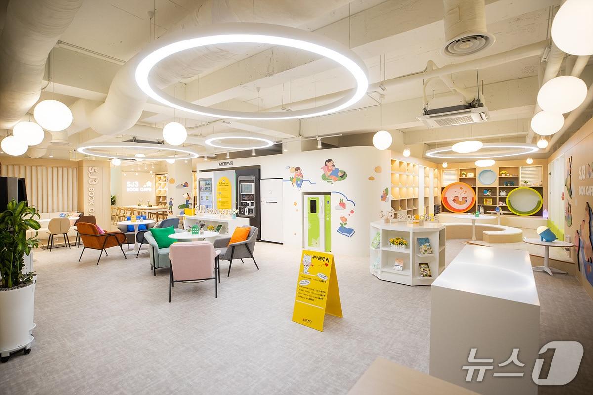 본문 이미지 - '신정3 북카페' 전경.(양천구 제공)