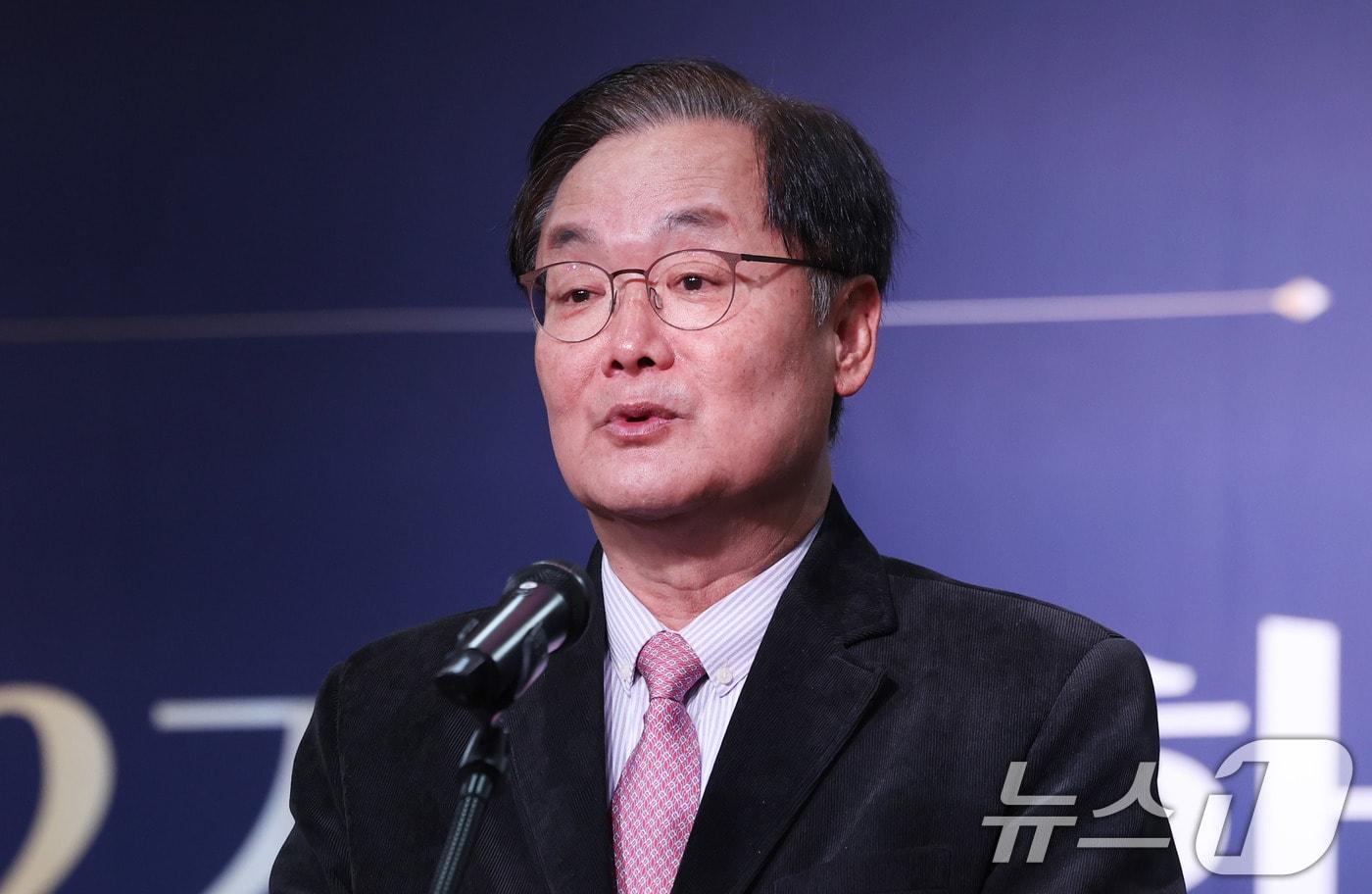 본문 이미지 - 이용준 세종연구소 이사장이 2일 서울 종로구 연합뉴스빌딩에서 ‘트럼프 2기와 한국의 외교·안보 전략’을 주제로 열린 제41차 세종국가전략포럼 개회식에서 환영사를 하고 있다. 2026.4.2 ⓒ 뉴스1 박지혜 기자