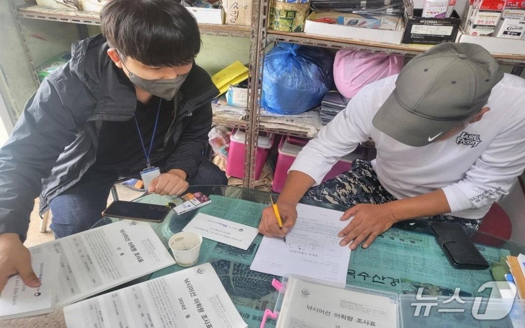 본문 이미지 - 한국수산자원공단 수산자원조사원이 면접조사를 실시하는 모습 (수산자원공단 제공. 재판매 및 DB금지)