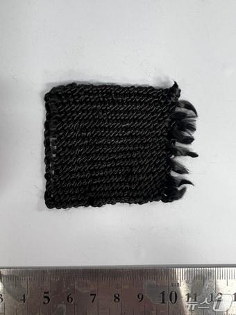 본문 이미지 - 개발된 소재 실물 사진. 머리카락보다 가는 탄소 섬유가 뭉쳐진 형태다. 사진은 소재 약 1.4g의 모습.(UNIST 제공. 재판매 및 DB금지)/뉴스1