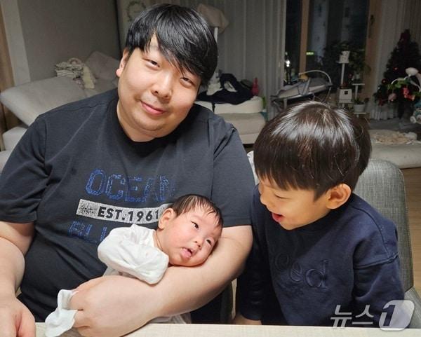 본문 이미지 - 기증자 김겸 씨가 갓 태어난 딸을 돌보고 있는 모습. (한국장기조직기증원 제공)