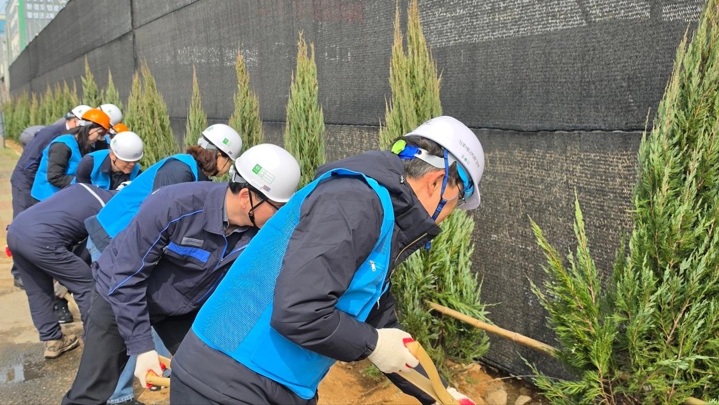 본문 이미지 - 나무심기 행사를 가진 태림페이퍼. (글로벌세아 제공)