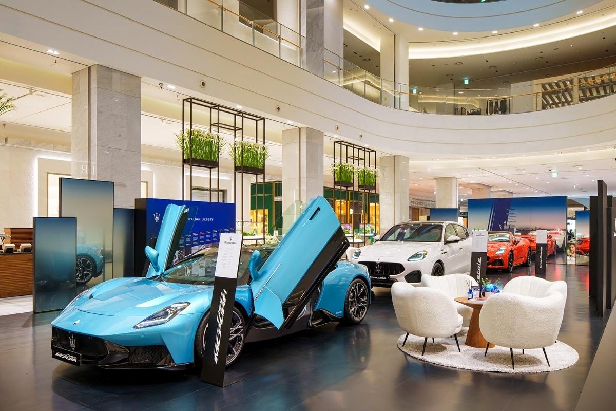본문 이미지 - 마세라티 코리아가 경기 성남 소재 현대백화점 판교점 1층 열린 광장에 마련한 팝업 스토어에 (앞) 마세라티 고성능 스포츠카 'MC푸라', '그란카브리오 트로페오'(뒤)와 마세라티 대표 SUV '그레칼레 모데나'가 전시된 모습(마세라티 코리아 제공). 2026.4.2.