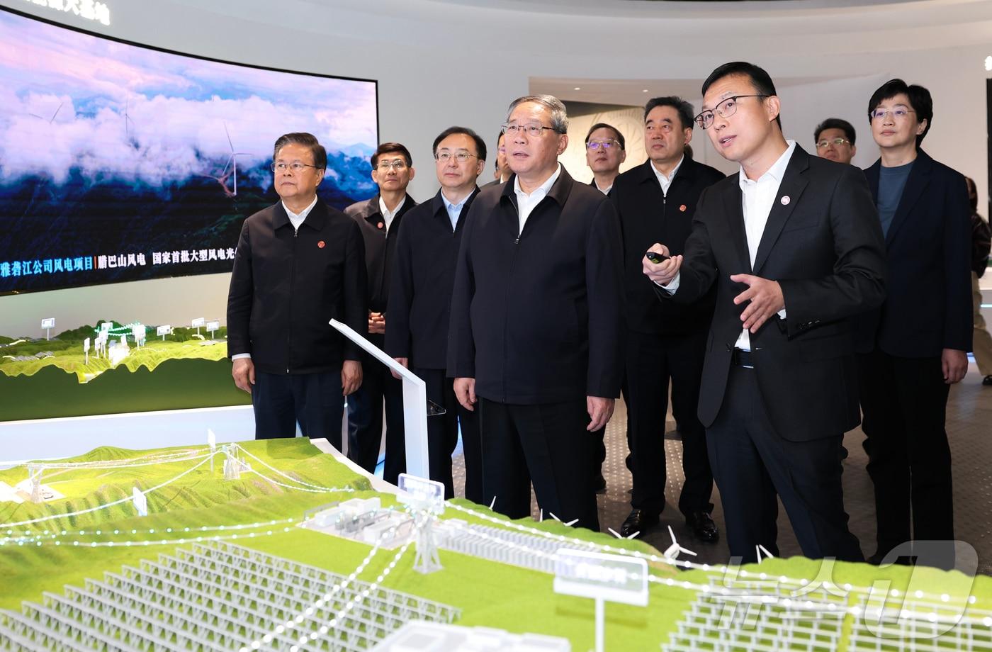 본문 이미지 - 리창 중국 총리가 31일 랴룽장수역수리전력개발 유한회사를 찾아 수력, 풍력, 태양광 일체화 기지 개발 등의 상황을 청취하고 있다. ⓒ 신화=뉴스1