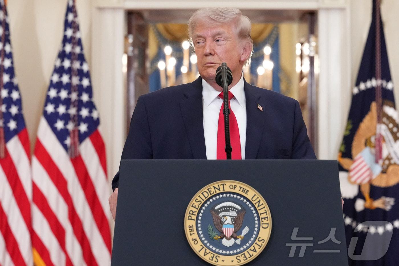 본문 이미지 - 도널드 트럼프 미국 대통령이 1일(현지시간) 워싱턴 D.C. 백악관에서 이란 전쟁에 관한 대국민 연설을 하고 있다. 2026.04.01 ⓒ 로이터=뉴스1