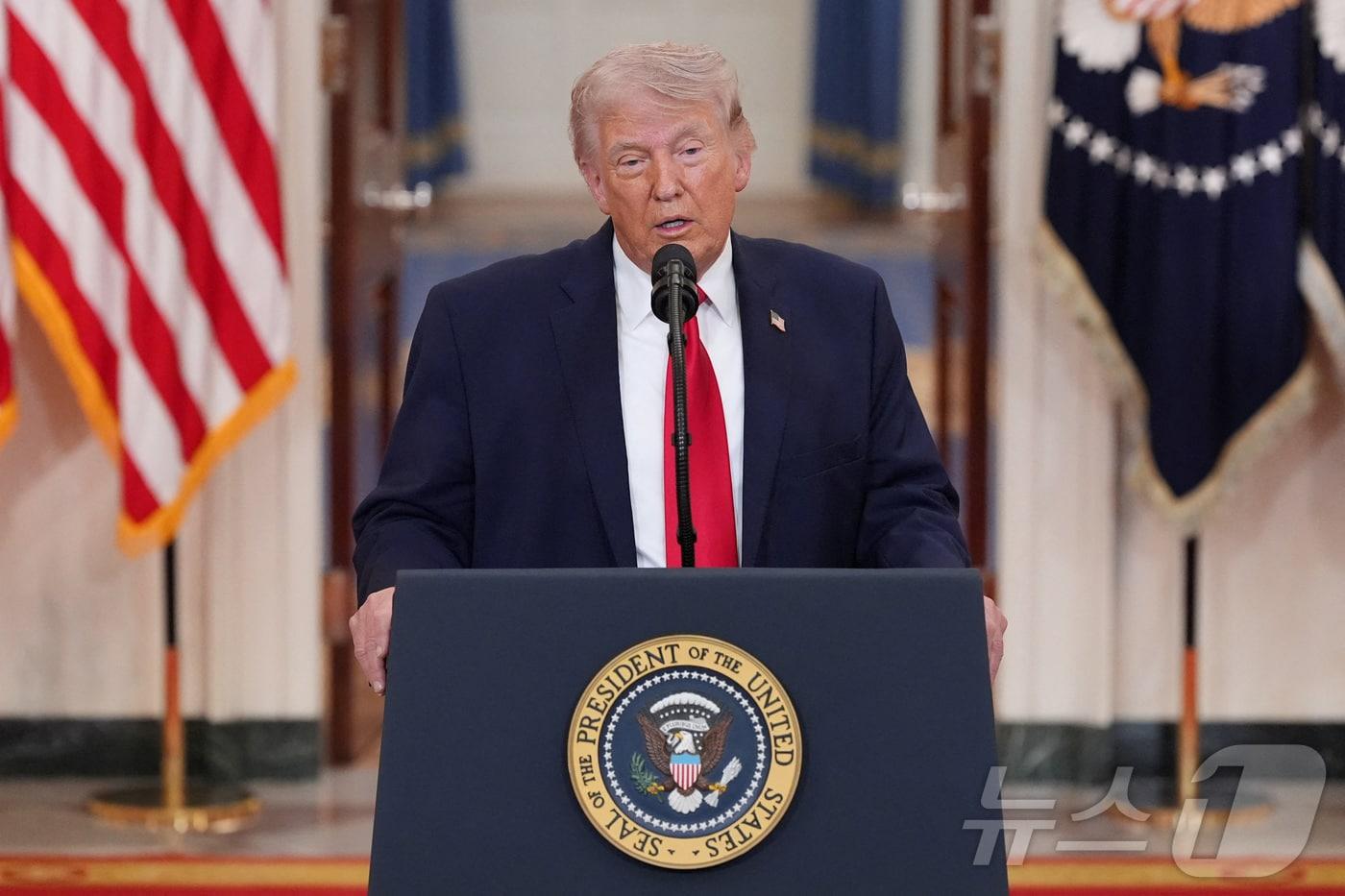 본문 이미지 - 도널드 트럼프 미국 대통령이 1일(현지시간) 워싱턴 D.C. 백악관에서 이란 전쟁에 관한 대국민 연설을 하고 있다. 2026.04.01 ⓒ 로이터=뉴스1