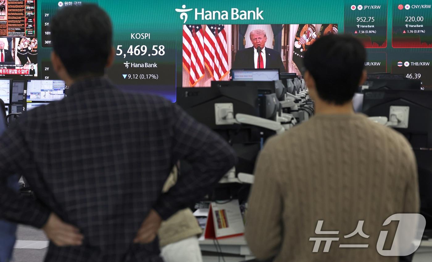 본문 이미지 - 2일 오전 서울 중구 하나은행 딜링룸에서 직원들이 도널드 트럼프 미국 대통령의 이란 관련 대국민 연설 생중계를 시청하고 있다. 2026.4.2 ⓒ 뉴스1 구윤성 기자