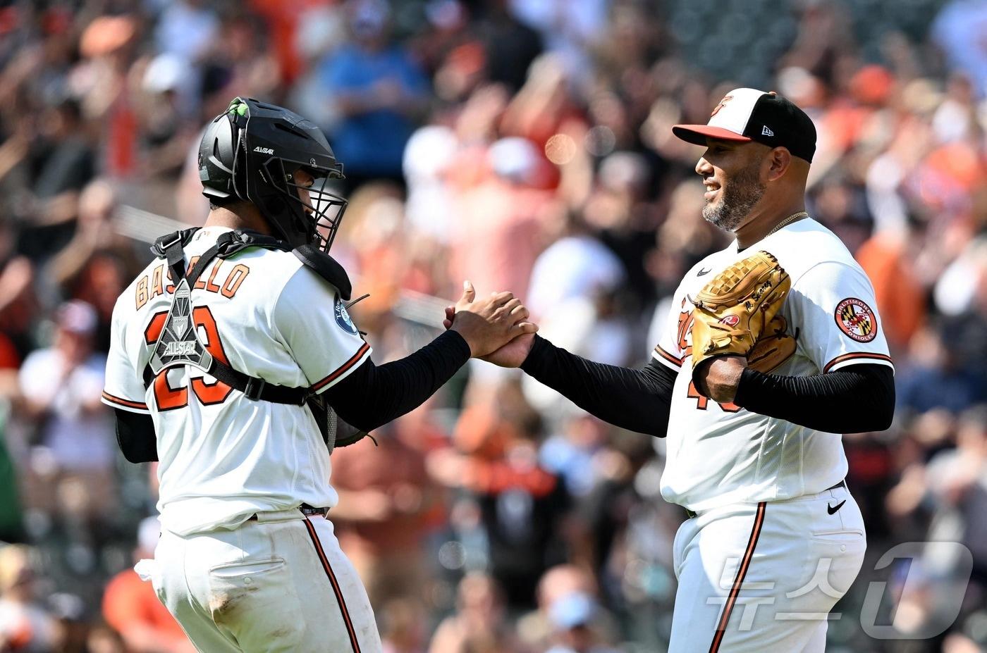 본문 이미지 - MLB 볼티모어 수아레즈(오른쪽)와 바살로는 리그 최초 ABS로 경기를 끝낸 선수가 됐다. ⓒ AFP=뉴스1