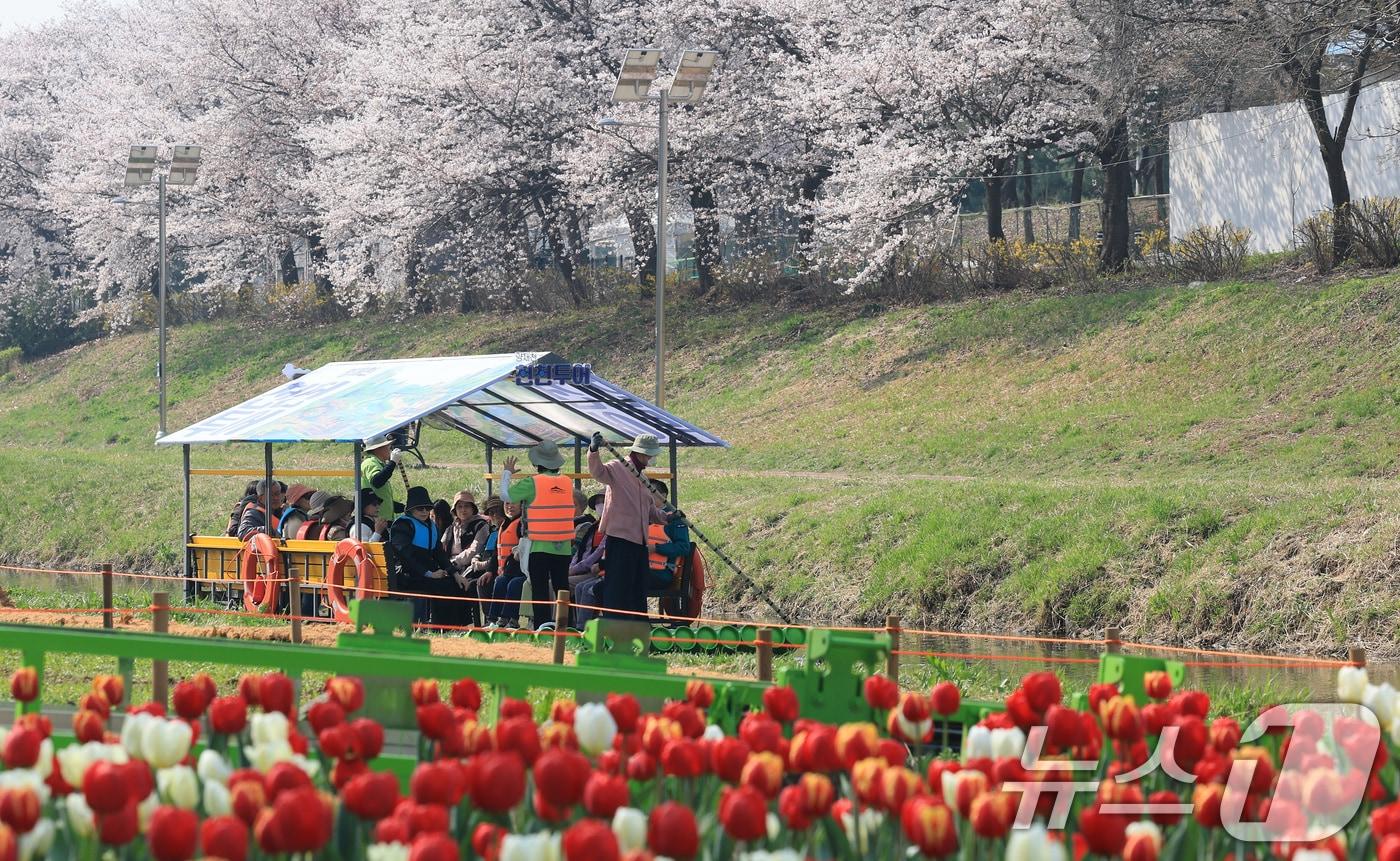 본문 이미지 - 2일 오전 서울 서초구 양재천에서 열린 '양재천 천천투어 어르신 하루여행'에 참가한 어르신들이 도심 속 이색 뗏목 체험을 하고 있다. 2026.4.2 ⓒ 뉴스1 임세영 기자