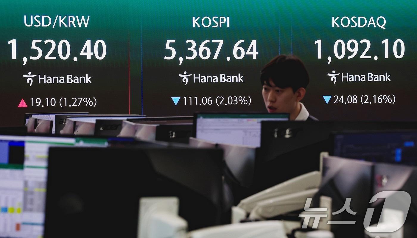 본문 이미지 - 2일 오전 서울 중구 하나은행 딜링룸 전광판에 트럼프 미 대통령의 중동 전쟁 관련 대국민 연설 방송과 함께 코스피 시황이 송출되고 있다. 이날 코스피는 전 거래일 대비 111.06%(2.03%) 하락한 5,367.64로 하락세를 보였다. 2026.4.2 ⓒ 뉴스1 조연우 인턴기자
