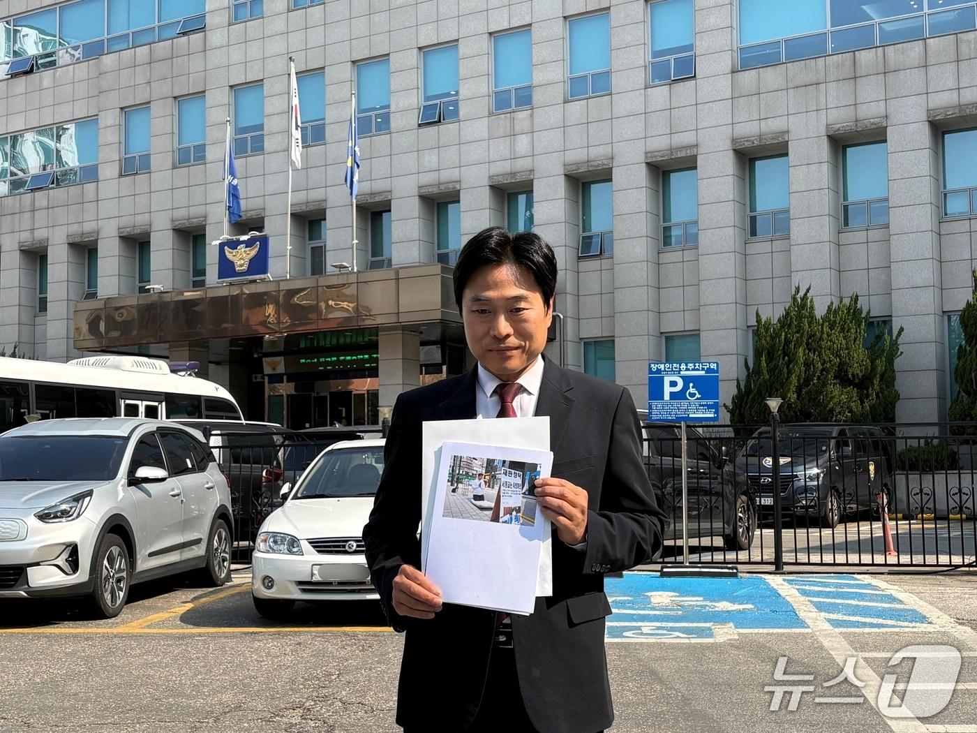 본문 이미지 - 이종배 전 서울시의원이 서영교 더불어민주당 의원의 전 보좌진으로부터 명예훼손 혐의로 고발당한 것과 관련 2일 오전 서울 동대문경찰서에서 경찰 조사를 받았다. ⓒ 뉴스1