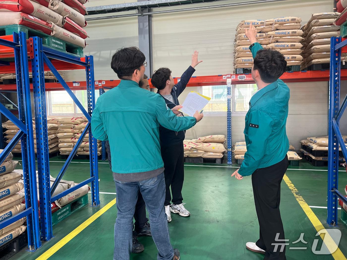 본문 이미지 - 광주 광산구 관계자가 산업단지 내 화재 취약 위반 건축물 점검하고 있다. (광산구 제공. 재판매 및 DB 금지)