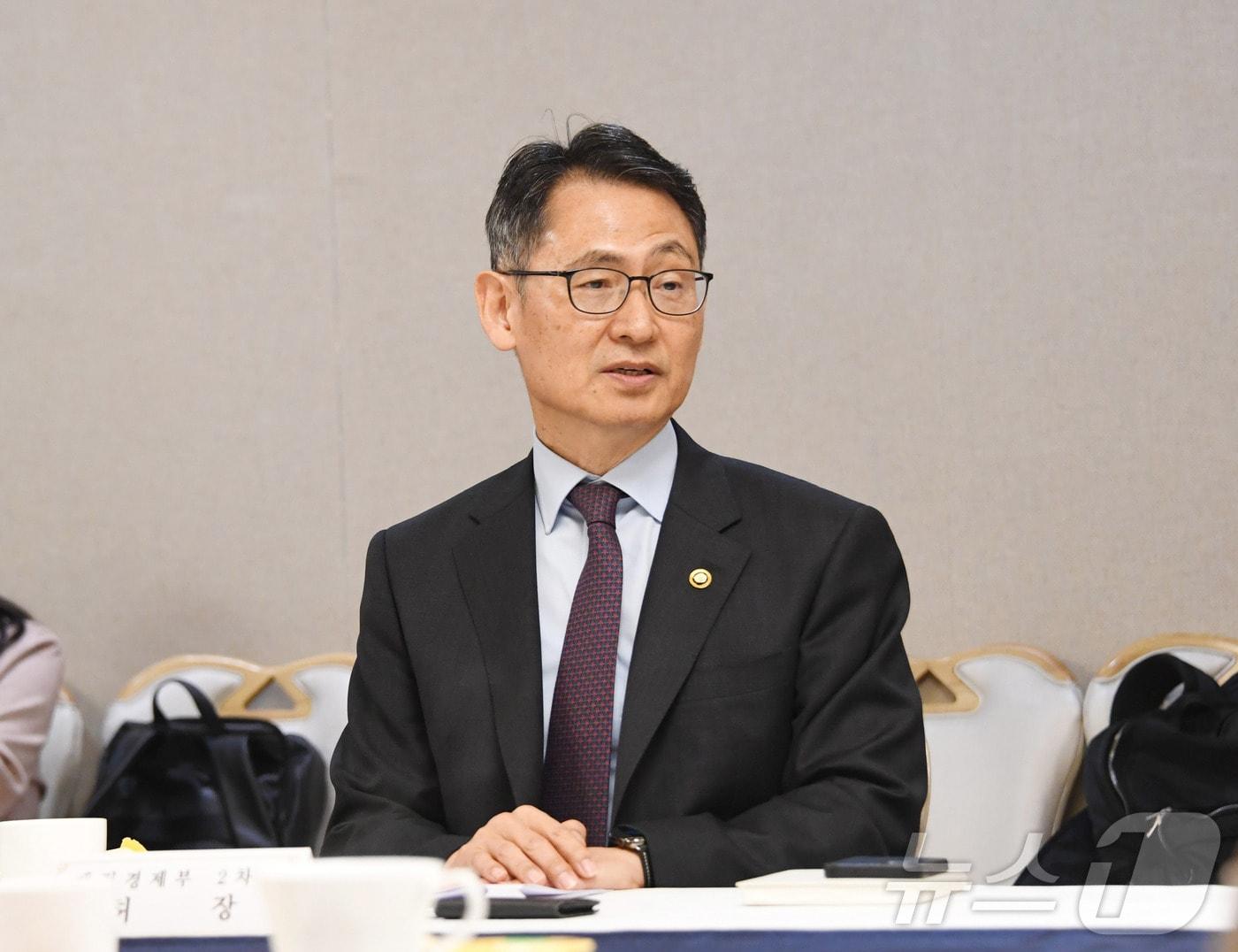 본문 이미지 - 허장 재정경제부 제2차관이 2일 서울 종로구 정부서울청사에서 열린 외국인 투자 유치 자문위원회에서 모두발언을 하고 있다. (재정경제부 제공. 재판매 및 DB 금지) 2026.4.2 ⓒ 뉴스1
