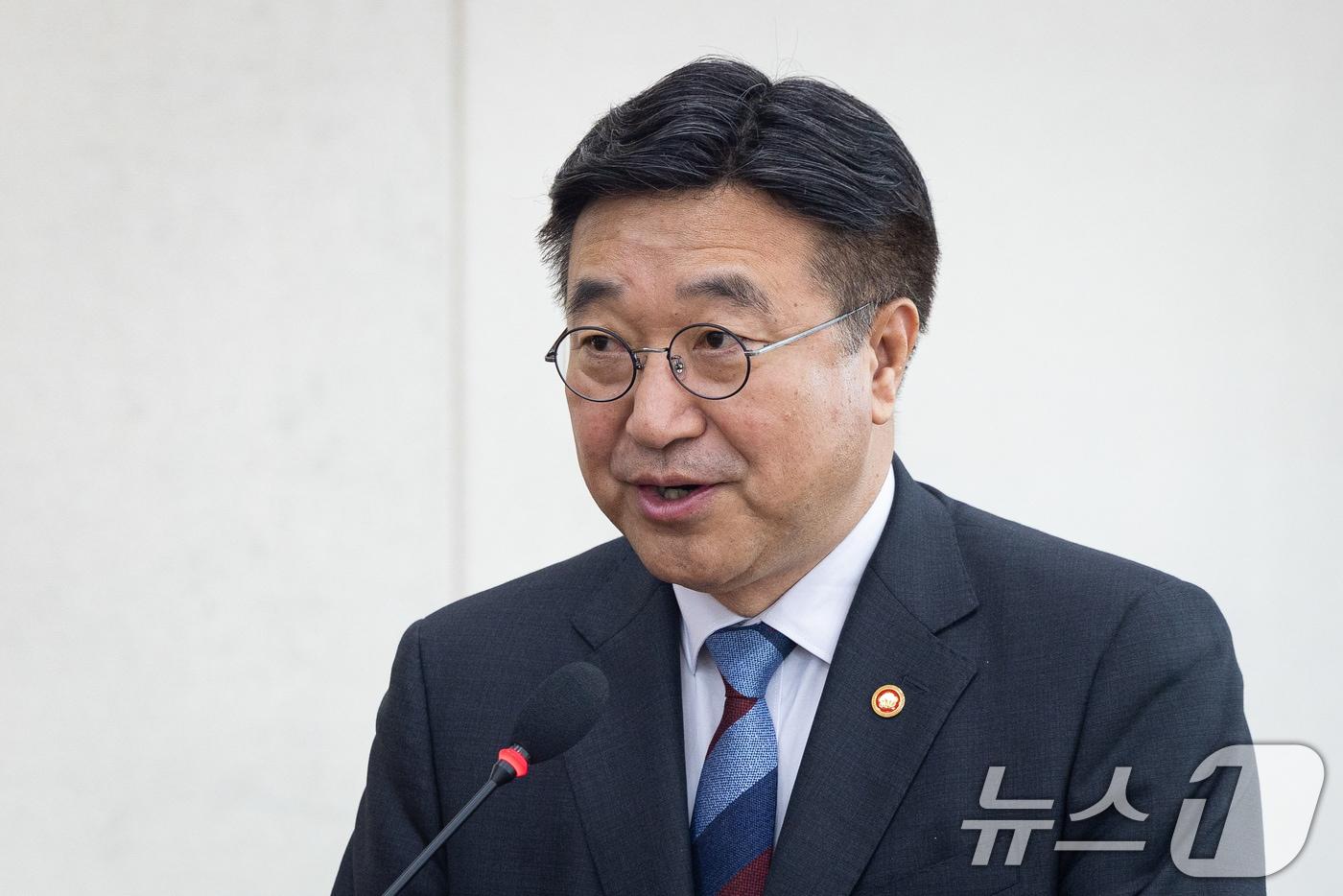 본문 이미지 - 윤호중 행정안전부 장관이 2일 서울 여의도 국회에서 열린 제433회 국회(임시회) 행정안전위원회 제4차 전체회의에서 2026년도 제1회 추가경정예산안 제안설명을 하고 있다. 2026.4.2 ⓒ 뉴스1 유승관 기자