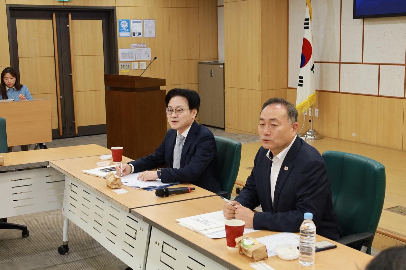 본문 이미지 - 더불어민주당 산중위 정책조정위원회와 산업통상부는 2일 오전 국회의원회관에서 당정협의를 열고 산업부 추경안을 점검했다. (김원이 의원실 제공)