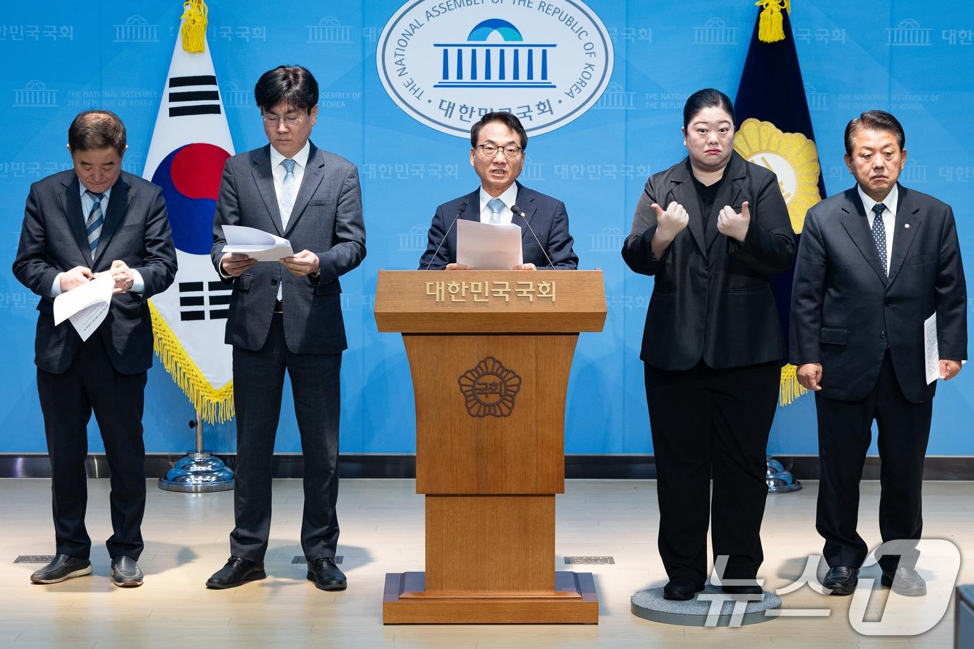 본문 이미지 - 더불어민주당 2차 종합특검 대응특위 위원들이 2일 서울 여의도 국회 소통관에서 계엄 후 삼청동 안가 회동 및 노상원 수첩 관련 기자회견을 하고 있다. 2026.4.2 ⓒ 뉴스1 유승관 기자