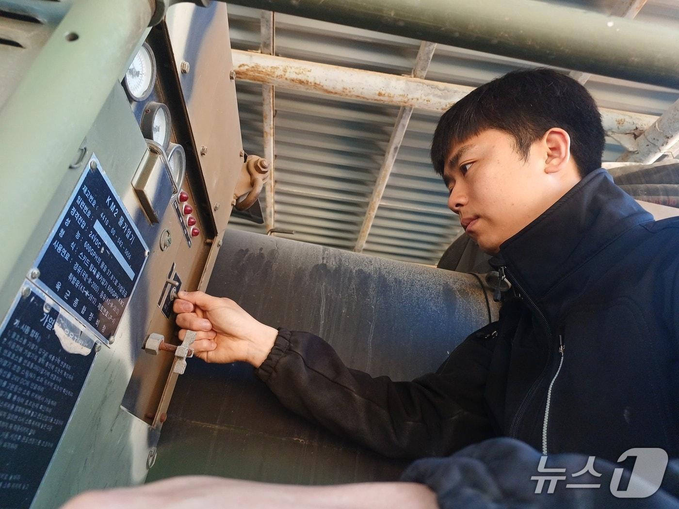 본문 이미지 - 조지훈 육군 53사단 소속 군무서기보가 작업을 하고 있다.(육군 53사단 제공. 재판매 및 DB 금지)