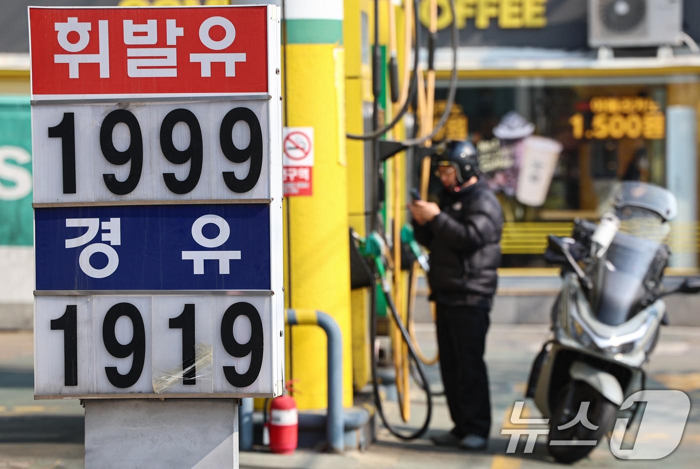 본문 이미지 - 미국·이란 전쟁 여파로 중동전쟁 영향으로 국제유가가 급등하면서 3월 석유류 제품의 물가가 10%가까이 상승한 것으로 나타났다. 국가데이터처가 2일 발표한 '2026년 3월 소비자물가동향'을 보면 경유가 17.0% 올라 2022년 12월(21.9%) 이후 3년 3개월 만에 최대 상승폭을 기록했고, 휘발유는 8.0% 상승해 지난해 1월(9.2%) 이후 1년 2개월 만에 가장 높은 오름폭을 나타냈다. 사진은 이날 서울 시내 주유소의 모습. 2026.4.2 ⓒ 뉴스1 김도우 기자