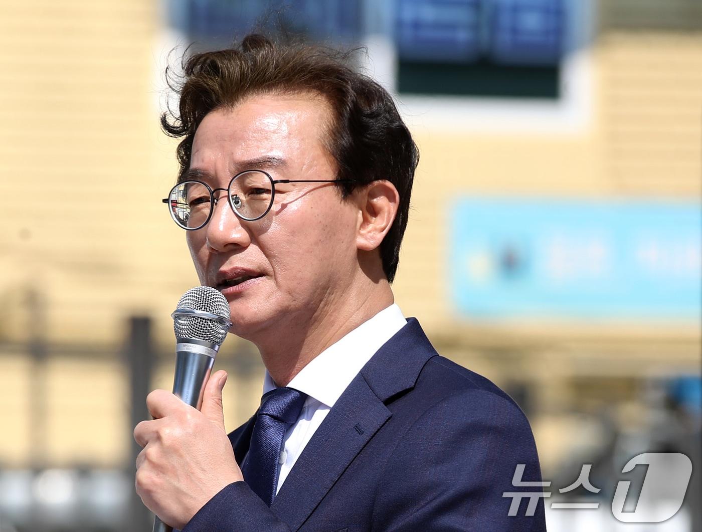 본문 이미지 - 전재수 더불어민주당 의원이 지난 2일 부산 동구 해양수산부 청사 앞에서 기자회견을 열고 6·3 지방선거 부산시장 출마를 공식 선언하고 있다. 2026.4.2 ⓒ 뉴스1 윤일지 기자