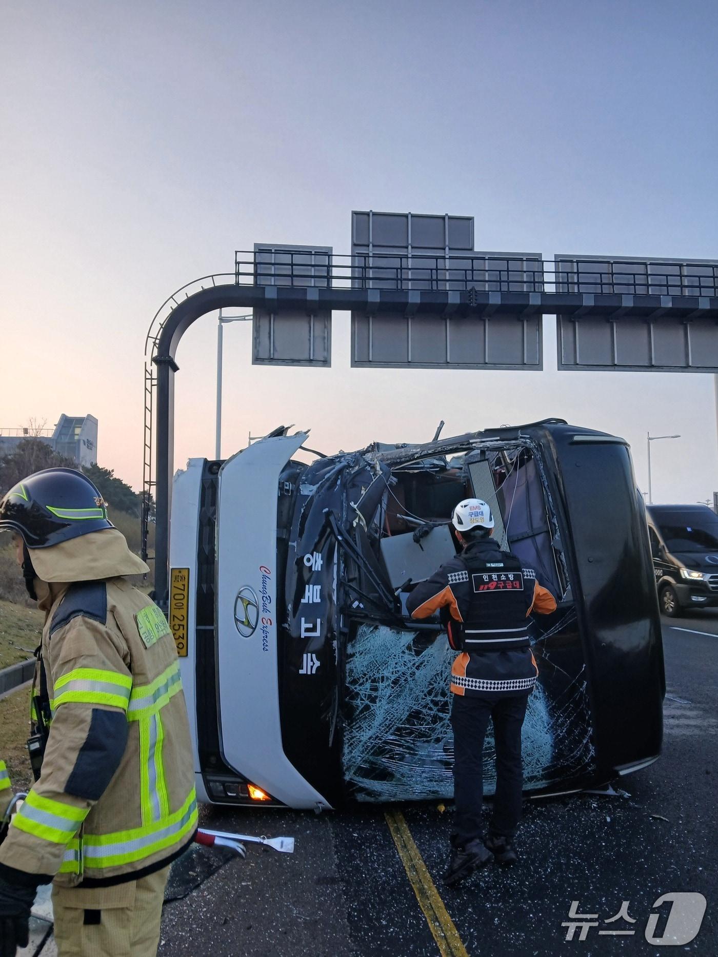 본문 이미지 - 2일 오전 6시 31분쯤 인천시 중구 운서동 제2여객터미널 도착층 인근 도로에서 버스가 전복됐다.(인천소방본부 제공. 재배포 및 DB금지)2026.4.2/뉴스1