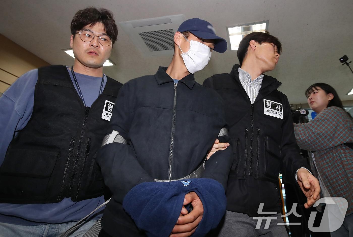 본문 이미지 - 50대 장모를 살해하고 여행용 가방(캐리어)에 담아 대구 북구 신천 잠수교 인근에 버린 혐의(존속살해 등)를 받는 20대 사위가 2일 오전 구속 전 피의자 심문(영장실질심사)을 받기 위해 대구지방법원에 도착하고 있다. (*모자이크 유무는 각사 판단에 따라 처리 바랍니다.)2026.4.2 ⓒ 뉴스1 공정식 기자