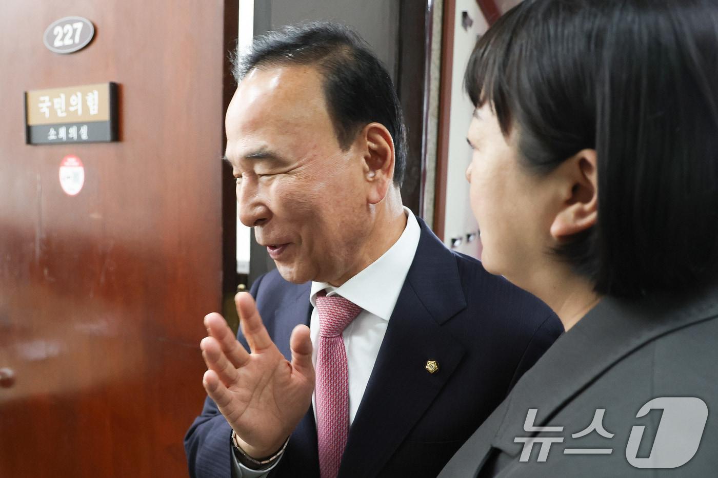 본문 이미지 - 국민의힘 새 공천관리위원장에 임명된 박덕흠 의원이 2일 서울 여의도 국회에서 장동혁 대표를 만난 후 취재진의 질의에 답변하고 있다. 2026.4.2 ⓒ 뉴스1 신웅수 기자